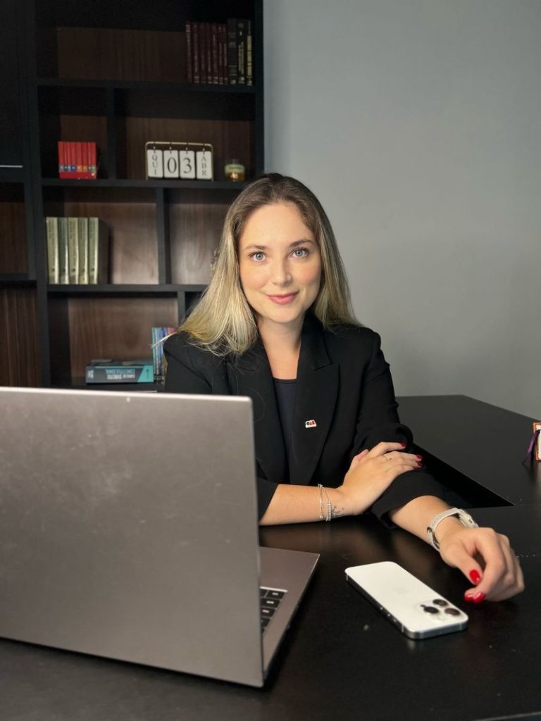 Camila Magalhães - Advogada